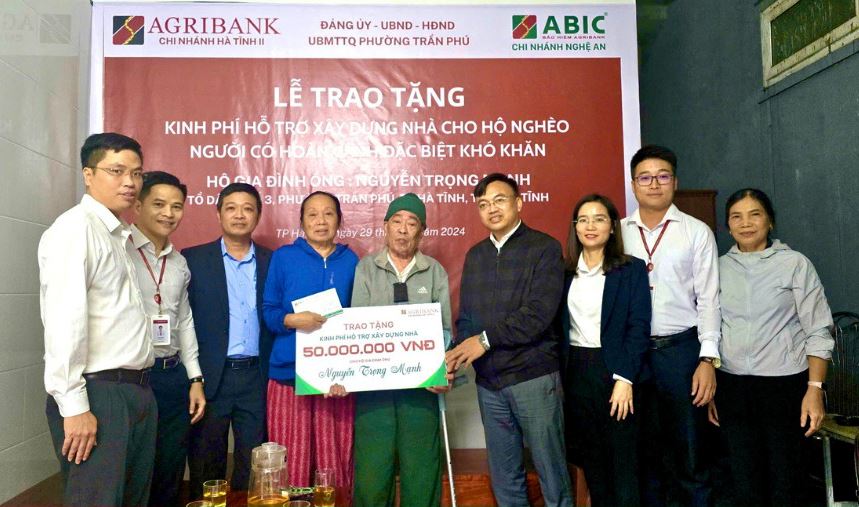 Bảo hiểm Agribank chi nhánh Nghệ An trao kinh phí hỗ trợ xây dựng nhà cho hộ nghèo