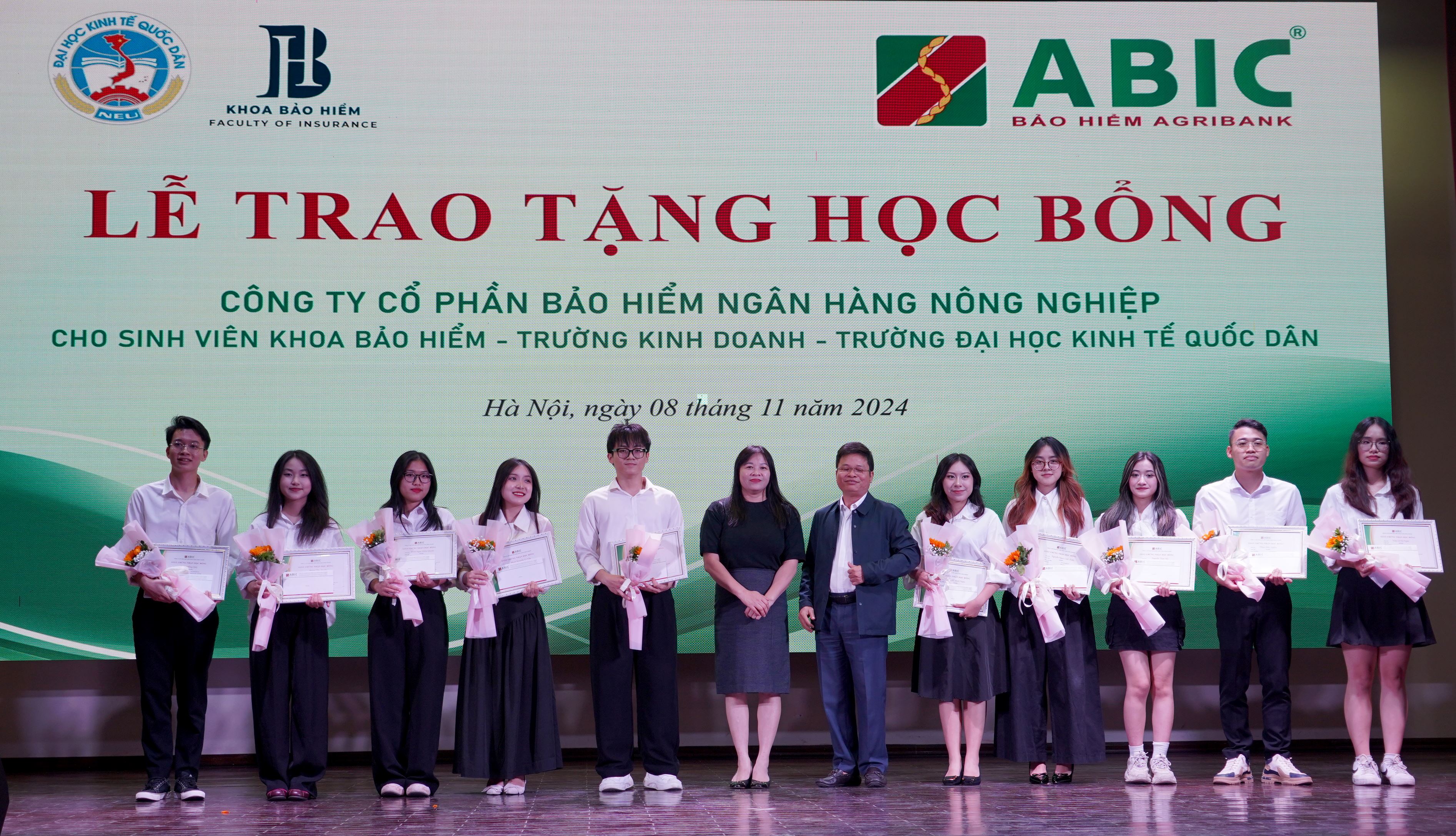 Bảo hiểm Agribank trao tặng học bổng cho sinh viên trường Đại học Kinh tế quốc dân