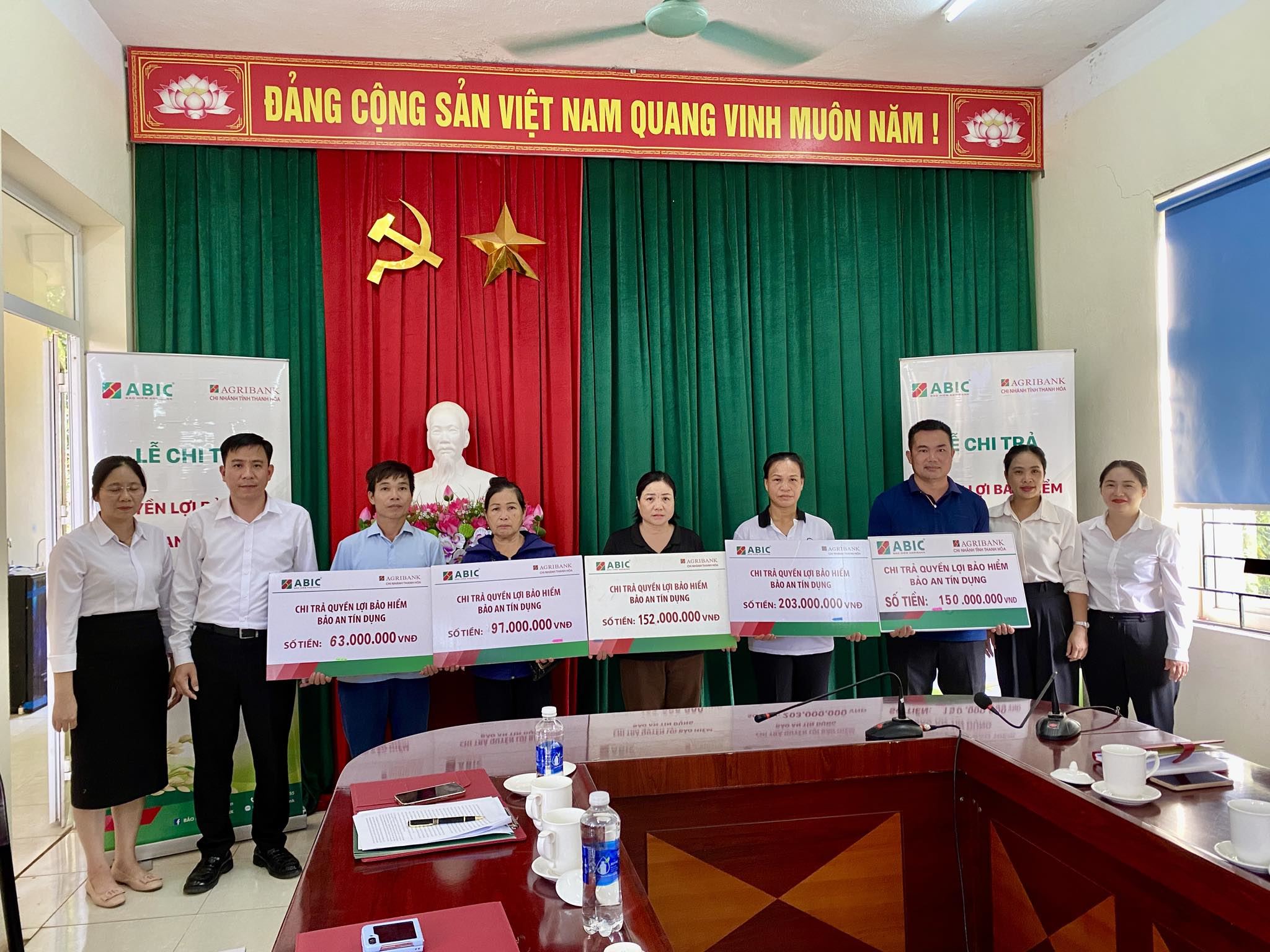 CHI TRẢ QUYỀN LỢI BẢO HIỂM BẢO AN TÍN DỤNG VỚI SỐ TIỀN TRÊN 1,5 TỶ ĐỒNG CHO KHÁCH HÀNG TRÊN ĐỊA BÀN XÃ NGỌC LIÊN