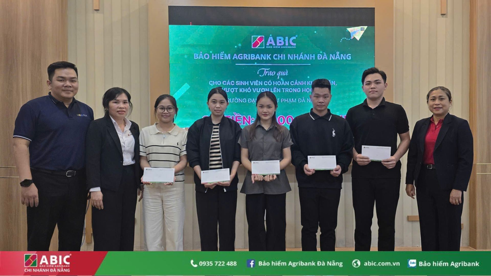BẢO HIỂM AGRIBANK ĐÀ NẴNG TRAO HỌC BỔNG CHO SINH VIÊN NGHÈO VƯỢT KHÓ
