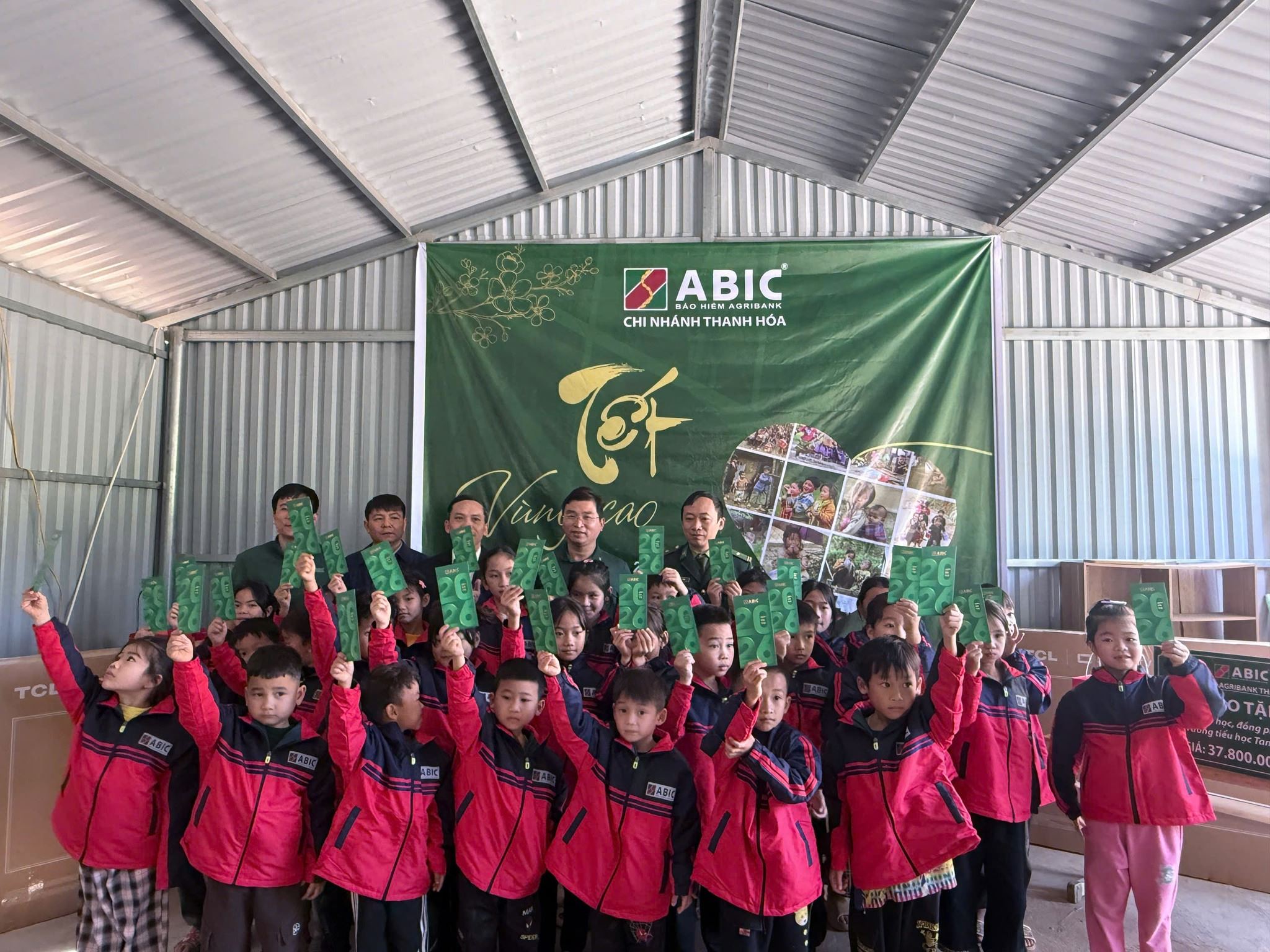 Bảo hiểm Agribank chi nhánh Thanh Hóa mang Tết đến điểm trường Tiểu học Tam Chung  ​