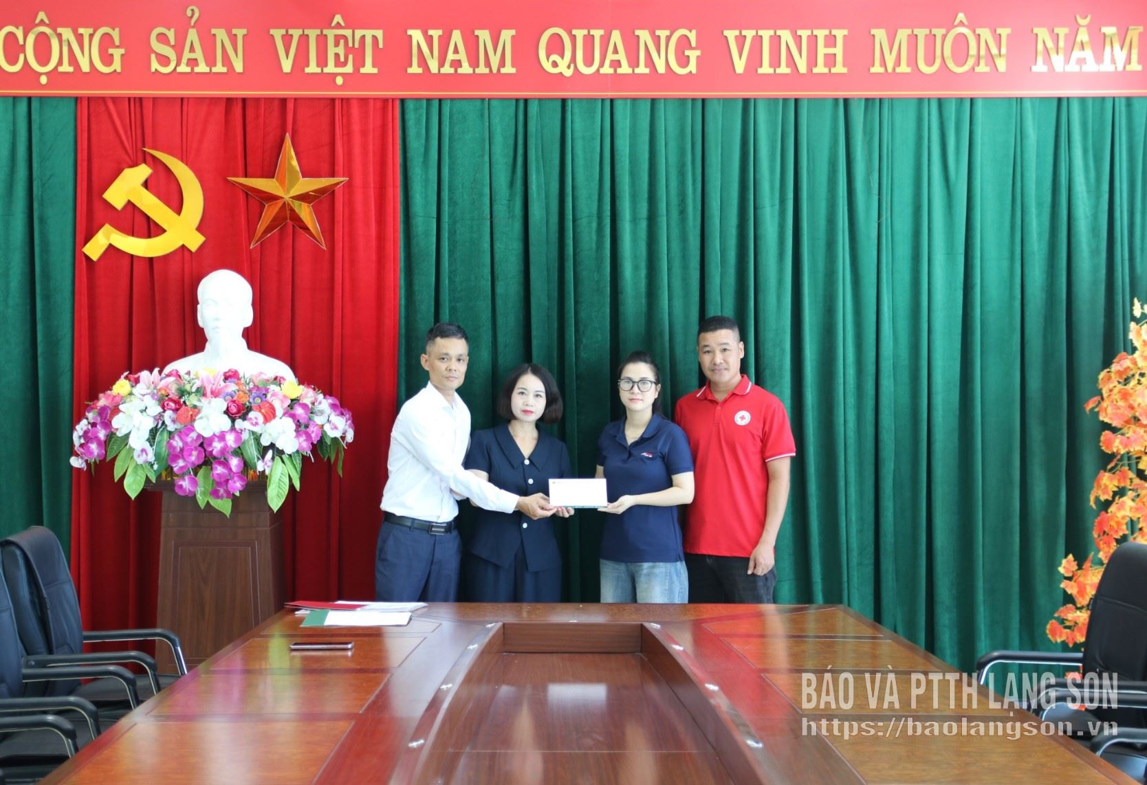 Trao hỗ trợ nhân đạo cho gia đình nạn nhân tử vong do tai nạn giao thông