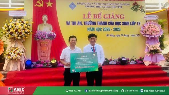 Bảo hiểm Agribank Đà Nẵng trao quà an sinh xã hội cho học sinh nghèo vượt khó