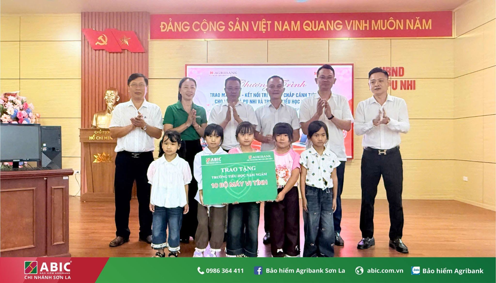 BẢO HIỂM AGRIBANK PHỐI HỢP CÙNG AGRIBANK ĐIỆN BIÊN PHỦ TRAO TẶNG 30 BỘ MÁY TÍNH CHO CÁC ĐƠN VỊ, TRƯỜNG HỌC TẠI TỈNH ĐIỆN BIÊN