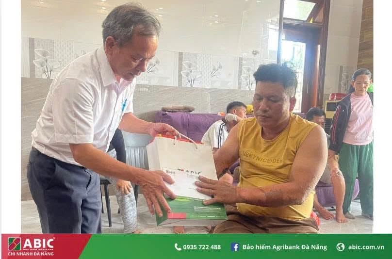 BẢO HIỂM AGRIBANK ĐÀ NẴNG THĂM HỎI, ĐỘNG VIÊN GIA ĐÌNH CHỦ TÀU CÁ GẶP NẠN TRÊN BIỂN