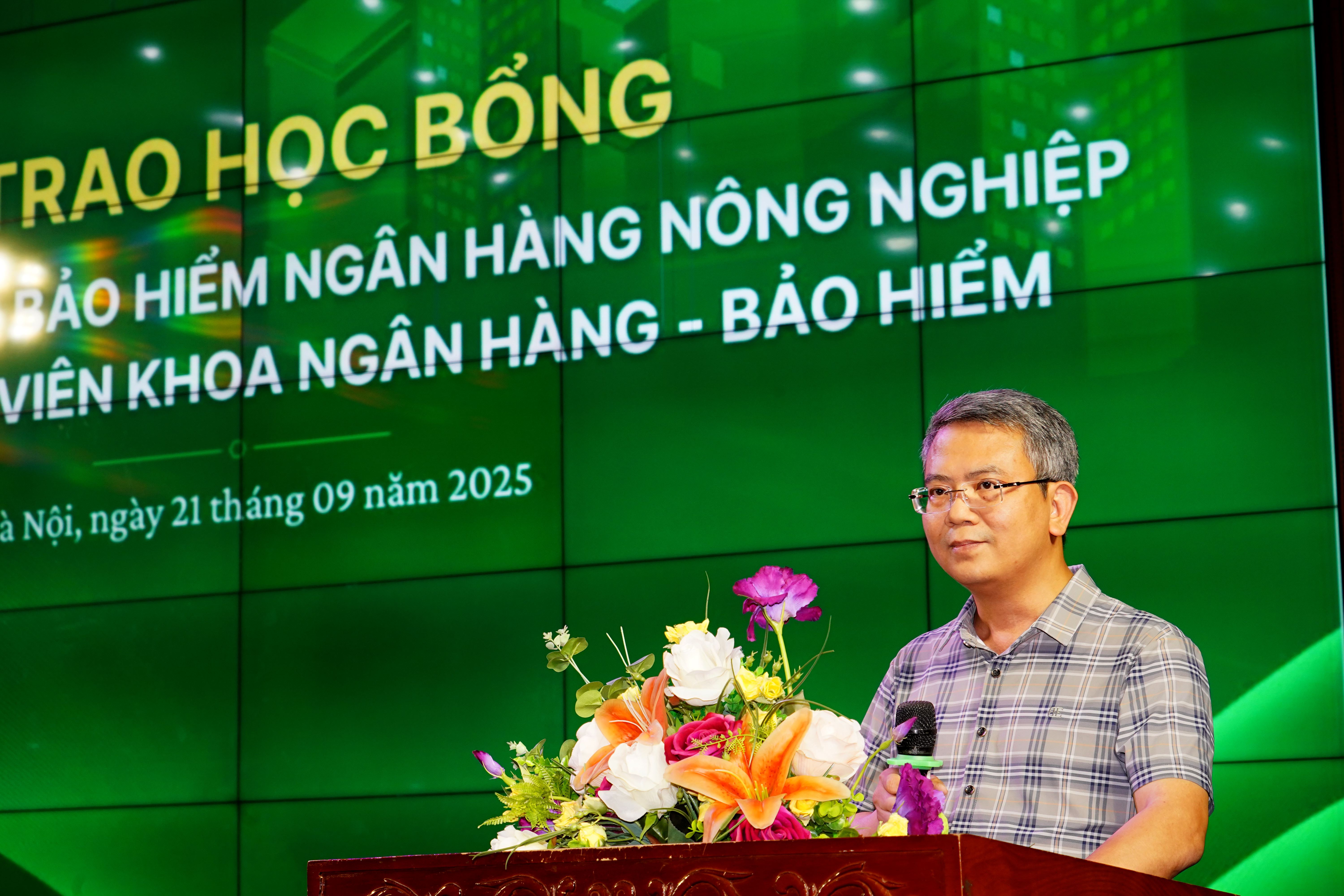 BẢO HIỂM AGRIBANK TRAO 20 SUẤT HỌC BỔNG TRỊ GIÁ 200 TRIỆU ĐỒNG CHO SINH VIÊN HỌC VIỆN TÀI CHÍNH