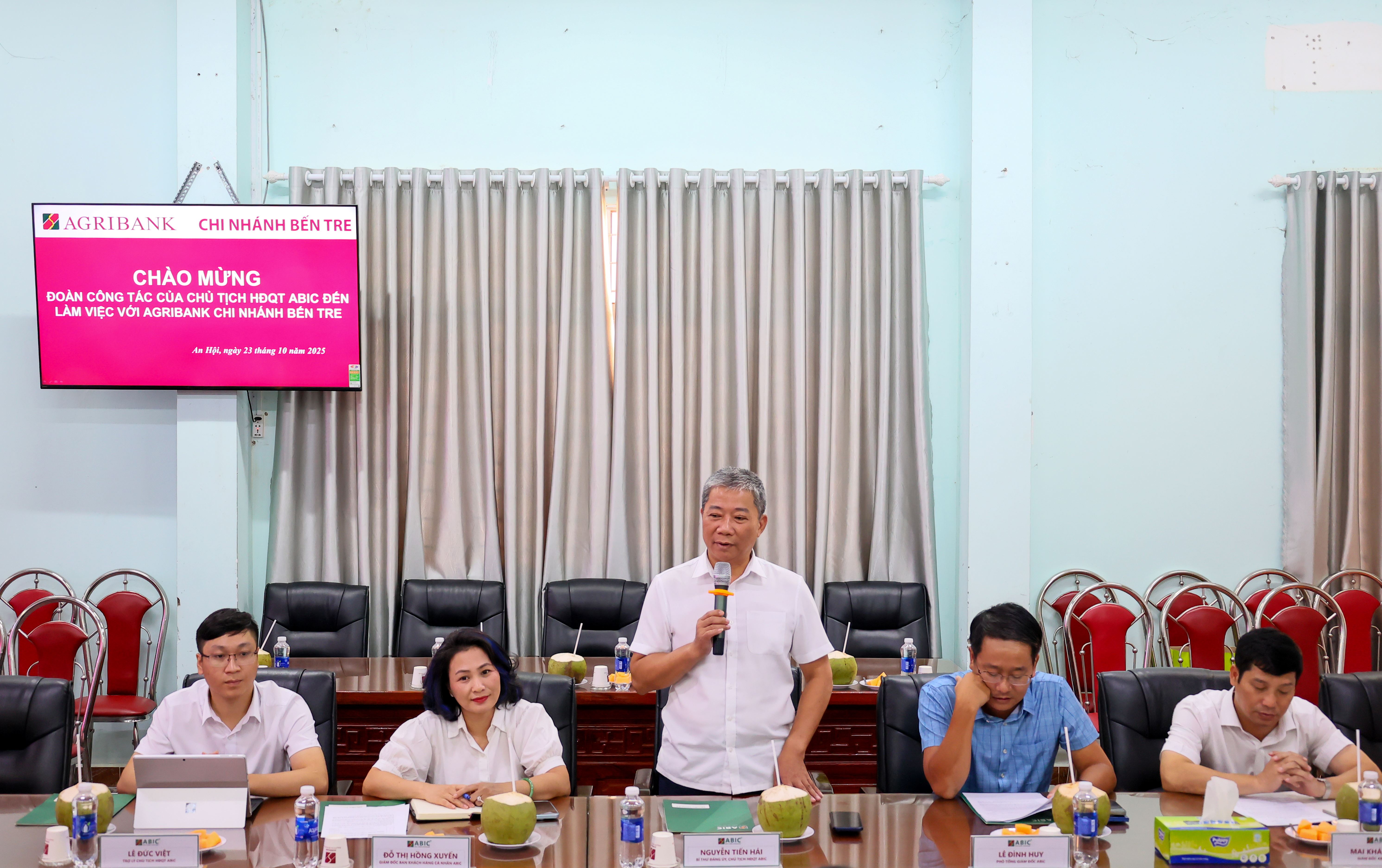 CHỦ TỊCH HĐQT BẢO HIỂM AGRIBANK GẶP GỠ VÀ LÀM VIỆC TẠI AGRIBANK CHI NHÁNH BẾN TRE