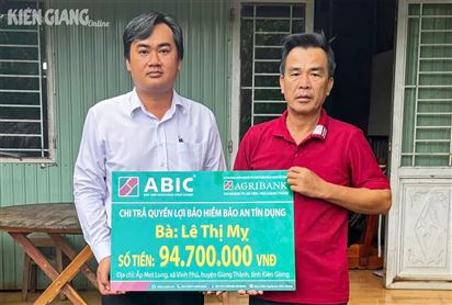 Chi trả 94,7 triệu đồng bảo hiểm bảo an tín dụng cho nông dân Giang Thành