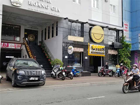 Tài xế khách sạn làm hỏng ô tô Mazda của khách, ai phải đền?