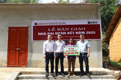 Bàn giao nhà đại đoàn kết cho hộ nghèo tại xã Tú Đoạn, huyện Lộc Bình
