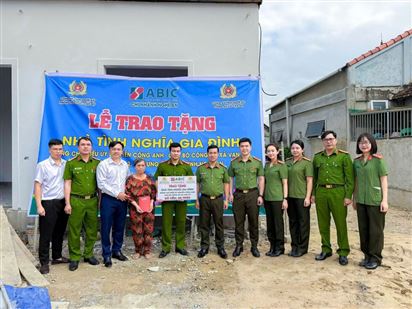 TRAO TẶNG NHÀ TÌNH NGHĨA CHO GIA ĐÌNH CÁN BỘ CÔNG AN CÓ HOÀN CẢNH KHÓ KHĂN TẠI NGHỆ AN