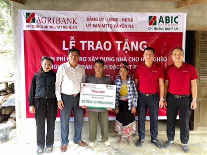 XÃ YÊN NA TỔ CHỨC LỄ TRAO TẶNG NHÀ TÌNH THƯƠNG CHO HỘ GIA ĐÌNH CÓ HOÀN CẢNH ĐẶC BIỆT KHÓ KHĂN