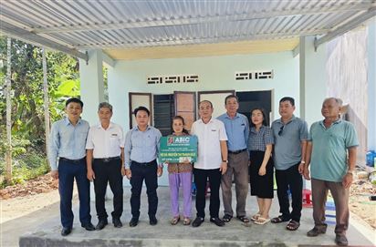 ABIC Bình Định trao kinh phí hỗ trợ sửa chữa nhà cho 2 hộ gia đình khó khăn tại Hoài Nhơn