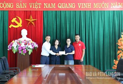 Trao hỗ trợ nhân đạo cho gia đình nạn nhân tử vong do tai nạn giao thông