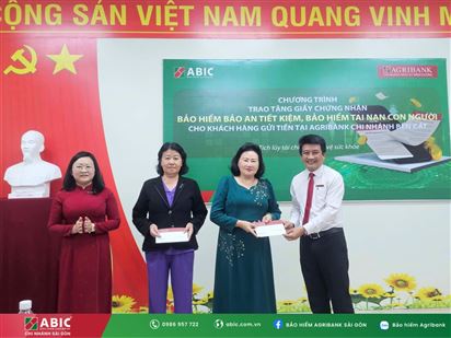 AGRIBANK BẾN CÁT VÀ BẢO HIỂM AGRIBANK SÀI GÒN TRAO TẶNG BẢO HIỂM CHO KHÁCH HÀNG GỬI TIẾT KIỆM