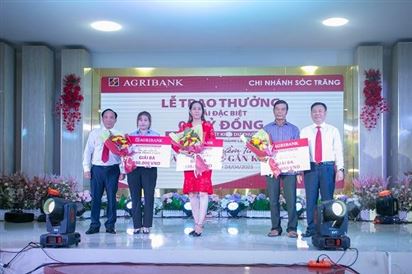 AGRIBANK TRAO THƯỞNG GIẢI ĐẶC BIỆT 01 TỶ ĐỒNG CHO KHÁCH HÀNG GỬI TIỀN TẠI SÓC TRĂNG