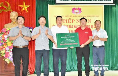 Báo và phát thanh, truyền hình Nghệ An, Khánh Hòa kết nối doanh nghiệp trao hỗ trợ đồng bào bị thiệt hại bởi lũ lụt tại xã Con Cuông