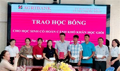 Tặng học bổng cho học sinh vượt khó học giỏi ở xã Tuy Phước Đông
