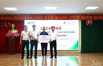 ABIC Chi nhánh Sơn La chi trả 45,425 triệu đồng quyền lợi bảo hiểm “Bảo an tài khoản” cho khách hàng