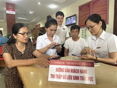 Agribank tích cực hỗ trợ khách hàng trên địa bàn nông thôn thực hiện thu thập sinh trắc học