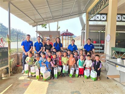 Đoàn Thanh niên Bảo hiểm Agribank tổ chức chương trình “Cùng em tới trường”