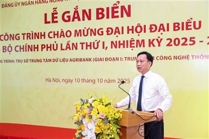 Đảng ủy Agribank gắn biển công trình chào mừng Đại hội đại biểu Đảng bộ Chính phủ lần thứ I, nhiệm kỳ 2025-2030