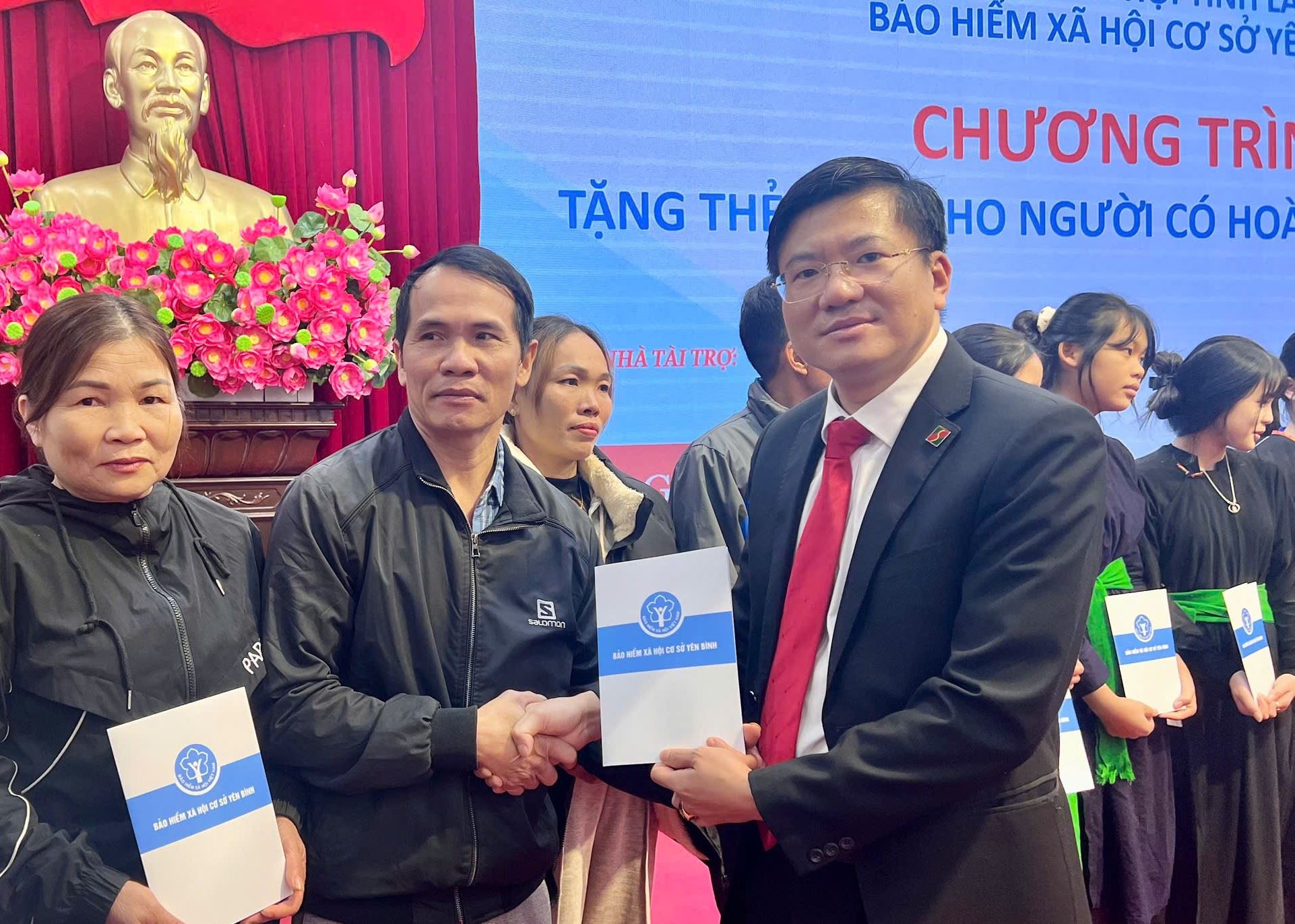 Agribank tặng gần 8.000 thẻ BHYT cho người có hoàn cảnh khó khăn trước thềm năm mới