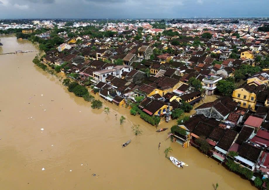 Agribank hỗ trợ kịp thời các tỉnh miền Trung khắc phục hậu quả lũ lụt do mưa lũ lịch sử