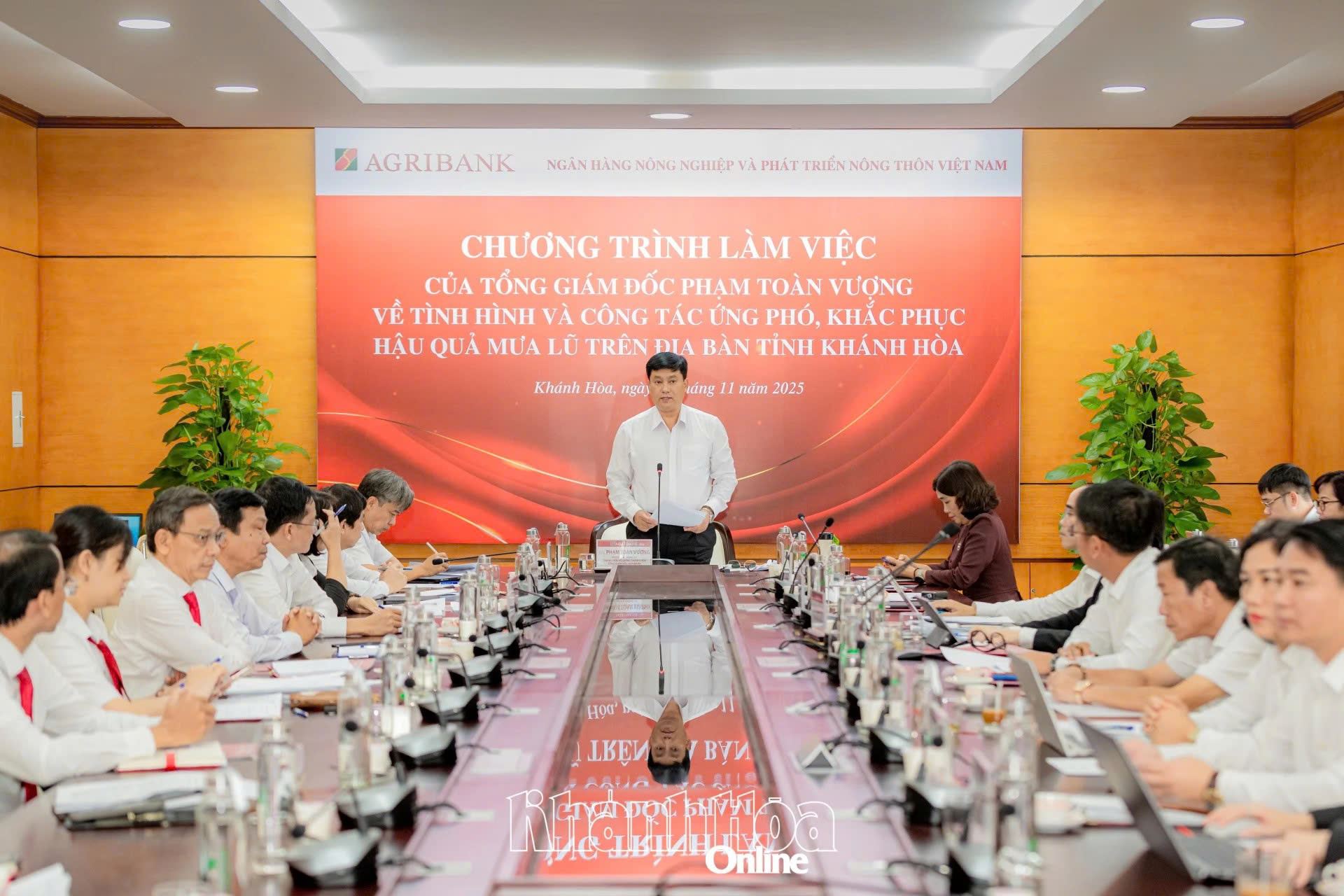 Tổng Giám đốc Agribank Phạm Toàn Vượng kiểm tra công tác khắc phục hậu quả do mưa lũ tại Khánh Hòa